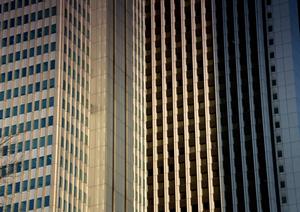 オフィスのような空間でテレワーク